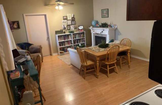 Everett Cute detached MIL one bedroom, gas fireplace, wood floors photos photos