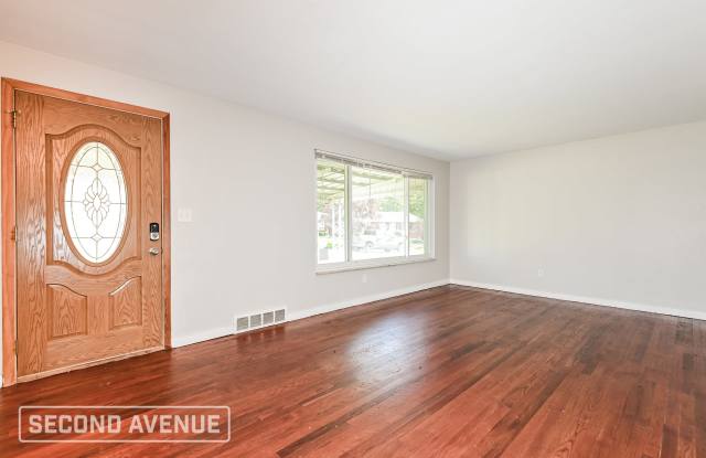 382 Collins Dr Gallery 3