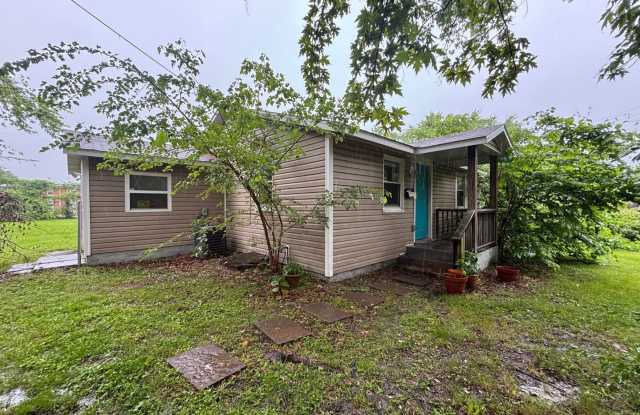 Adorable 2 Bedroom 1 Bathroom Home!! - 2049 North Columbia Avenue, Springfield, MO 65803