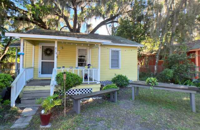Lovely 2 Bedroom, 1 Bathroom Home (Huge Backyard) Gallery 1