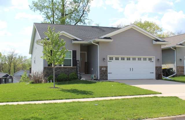 4 Bedroom, 3 bath close to University and available August 14, 2026 photos photos