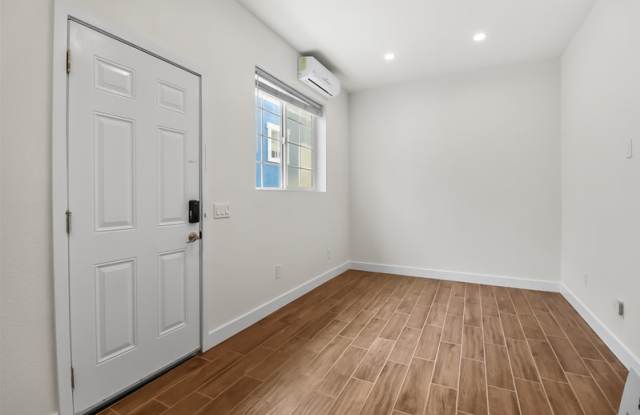 720 1/2 Queenstown Court - 3 Gallery 3