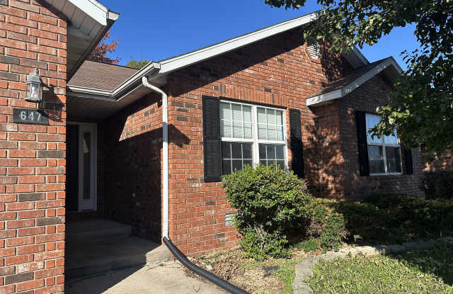 647 S Hazelnut Ave photos photos