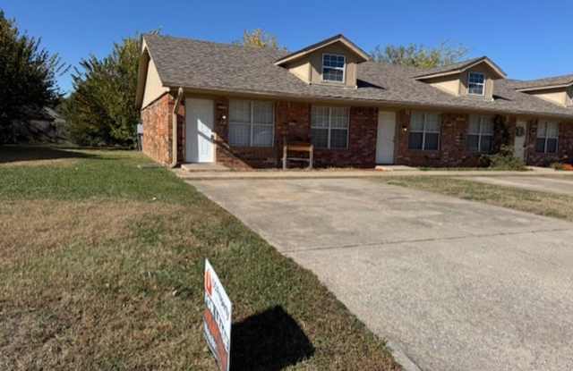 2 bed duplex in Mustang, fenced yard, laundry connections! - 715 North Robin Way, Mustang, OK 73064 2 bed duplex in Mustang, fenced yard, laundry connections! - 715 North Robin Way, Mustang, OK 73064