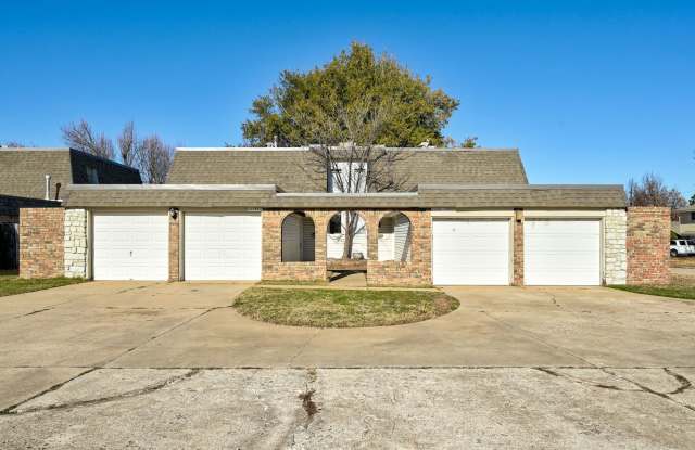 Charming and Spacious 2BD/1.5BTH Duplex Near Lake Hefner – Perfectly Located for Shopping and Dining photos photos