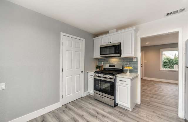 3652 Mcclellan Dr Gallery 2