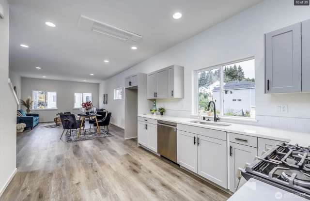 Beautiful Silverdale 2 bed, 2.5 bath Townhouse Like New Gallery 1