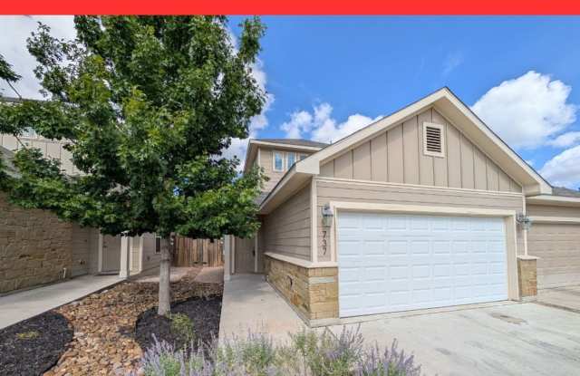 Live Inside The Loop! 3/2.5/2 Townhome Minutes to Gruene  Downtown New Braunfels/ Fridge, Washer  Dryer Included / CISD *2 weeks free rent off the first full month* photos photos