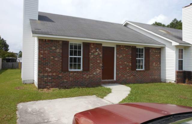 Charming 2 bedroom 2 bath duplex in Hunters Creek just outside Camp Lejeune main gate. - 2304 Knollwood Lane, Piney Green, NC 28544