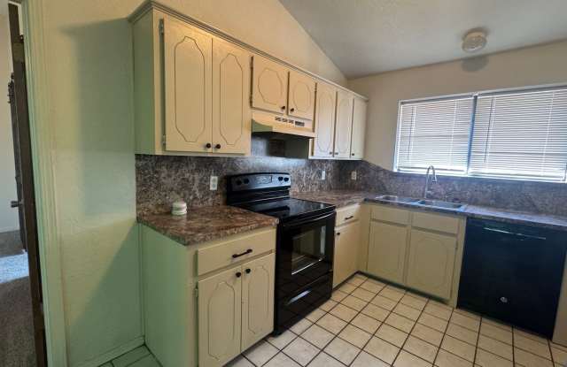 3912 SW Parkridge- hot new listing! Gallery 4