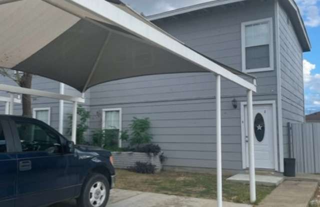 1309 E Lyon St - 1309 East Lyon Street, Laredo, TX 78040