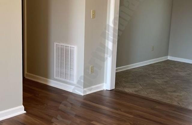Spacious ranch style 2 bedroom, 2 bath with garage apartment located in Manchester TN Gallery 2