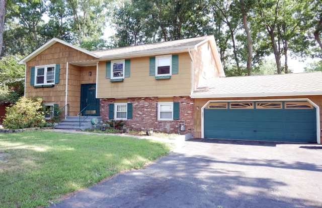 Beautiful large Bi-Level in Desirable Oak Ridge Neighborhood of Toms River - 16 Jordan Drive, Toms River, NJ 08755