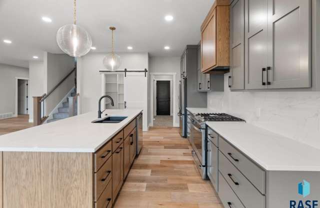 1137 E Thompson Pl photos photos