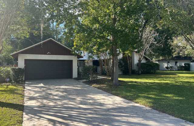 Spacious 3-Bedroom Home with Fenced Yard  Screened Porch in SE Ocala photos photos