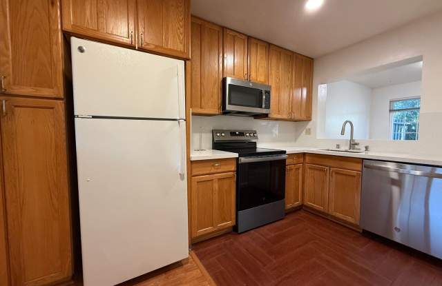 Strawberry Park 4 Bedroom 2.5 Bath Townhome with Cupertino Schools! Gallery 4