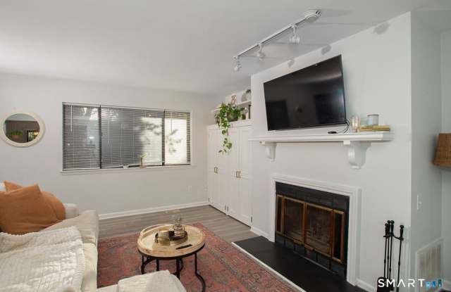 2437 Bedford Street Gallery 4