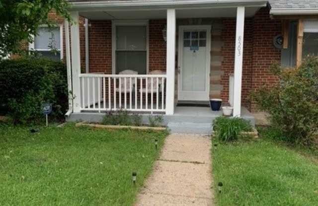 Charming 2BD/1BA Townhome with Parking Pad in Parkville, MD! Gallery 1