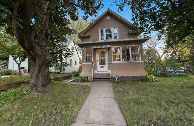 Charming 3Bed 1.5Bath + Den in Saint Paul *Off Street Parking w’2.5 Car Garage* Gallery 1