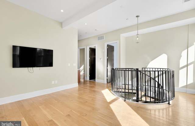 2009 COLUMBIA Road NW Gallery 4