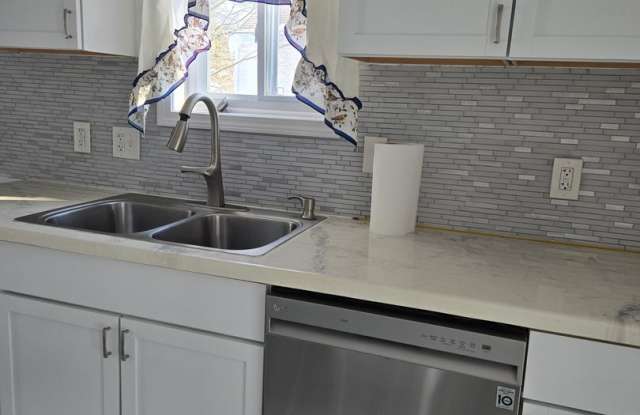 Renovated 2 Bedroom Ranch for Rent in Aurora photos photos