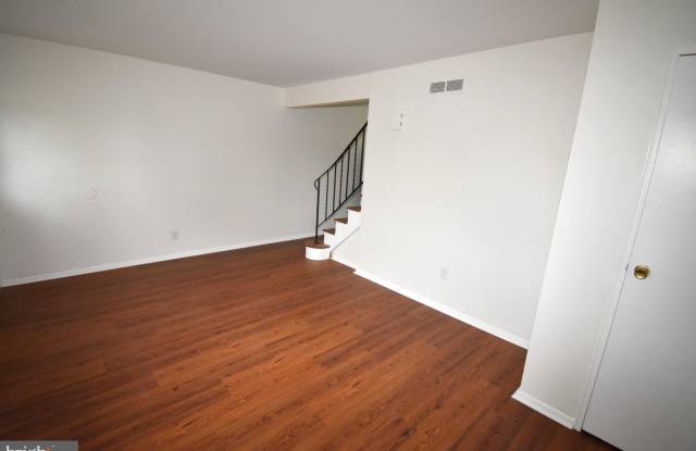 216 E PEARL Street Gallery 4