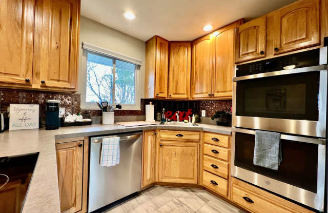 Modern & Bright Raised Ranch Near Downtown Gallery 4