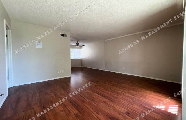 ***MOVE IN SPECIAL***UTILS INCLUDED : ONE BEDROOM UPSTAIRS CONDO Gallery 3