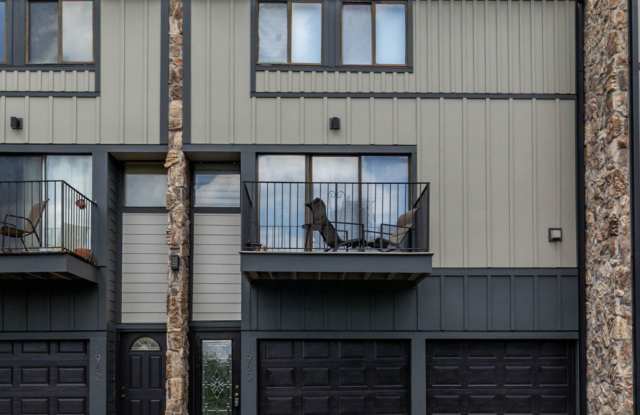 1960 Cherokee Bluff Drive Gallery 2
