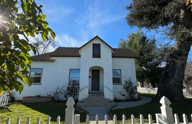 Cute 2 bedroom home close to downtown photos photos