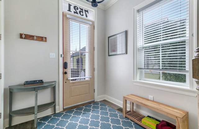 Fully Furnished Duplex on Maple Street! Gallery 2