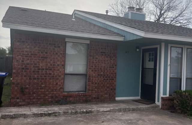 Cute 2 bed, 2 bath duplex in Noble, OK photos photos