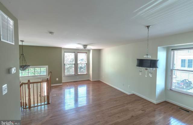108 MAXIMILLIAN COURT SW Gallery 2
