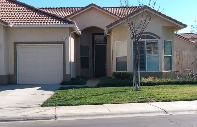 Beautiful 4 Bedroom and 2 Bath Home with Bonus Office Area - 1235 Paradise Loop, Lemoore, CA 93245