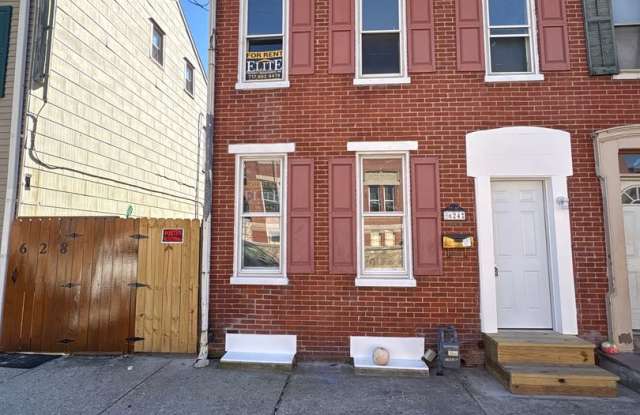 3 Bedroom 1.5 Bath, 2 Car Garage, Yard, Laundry-York City SD Gallery 1
