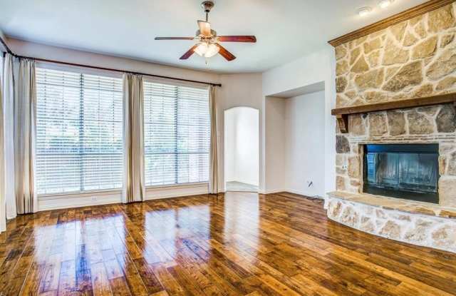 935 Crestmoor Drive Gallery 4