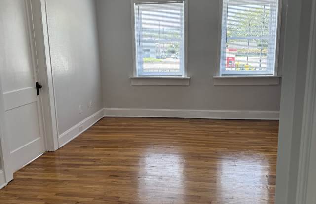 112 Main Street West Gallery 4