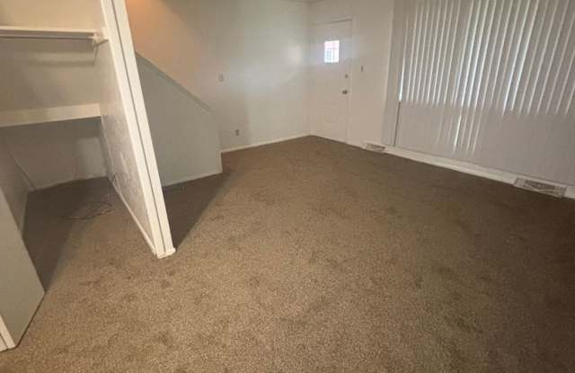 2bd/1.5b Townhome Warrensville Section 8/Cash Pay Gallery 1