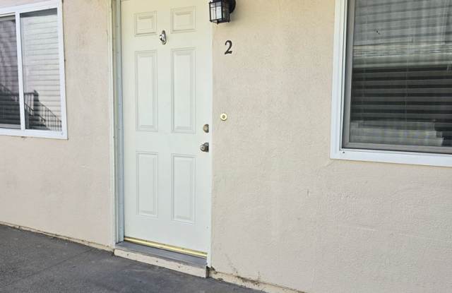 Clean 2 bed 1 bath 2 story #2 Condo Gallery 3
