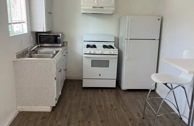 4752 1/2 170th Street West Gallery 4