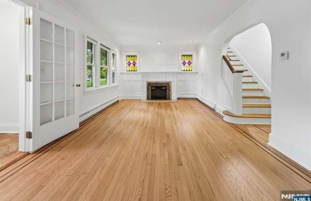 8 Laurel Avenue Gallery 3