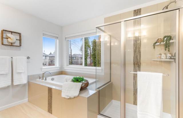 Modern Built Home in Great Neighborhood - 4 bed with den + 2.5 bath, New Kitchen photos photos