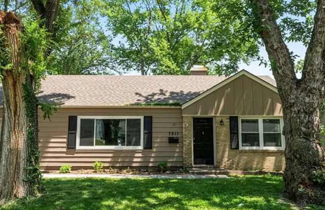 Charming Prairie Village Ranch for Rent in Sought-After Meadow Lake! photos photos