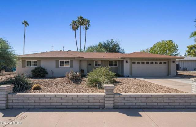 GORGEOUS PHOENIX MID-CENTURY ON A HUGE LOT! - 1609 West Lawrence Road, Phoenix, AZ 85015