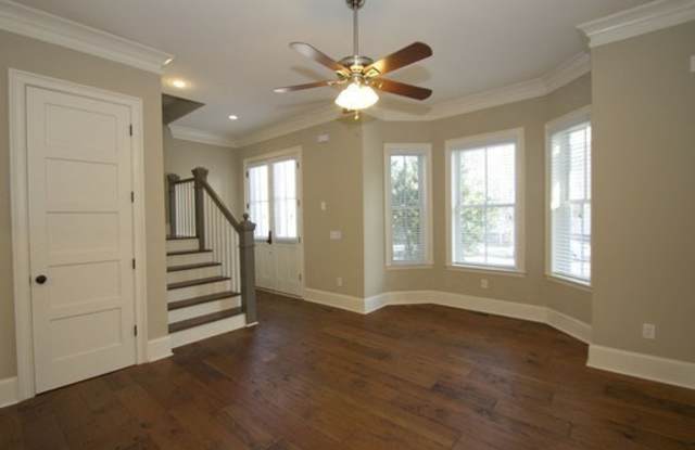 Luxury Townhome in the Heart of Downtown with Private Parking Gallery 4