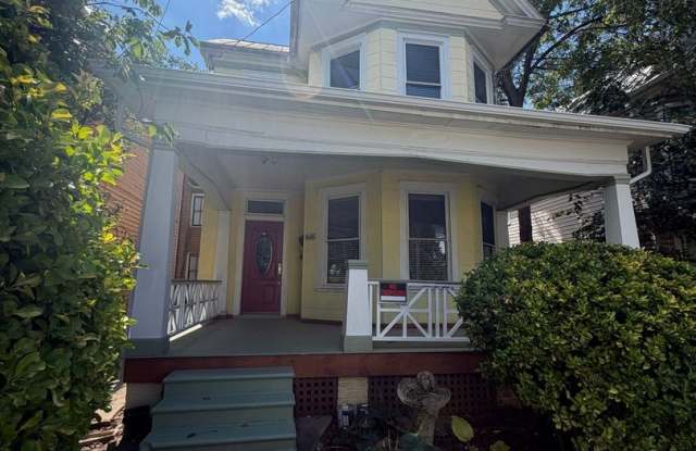 Charming 3 BR home with Garage, Convenient Location! Gallery 1