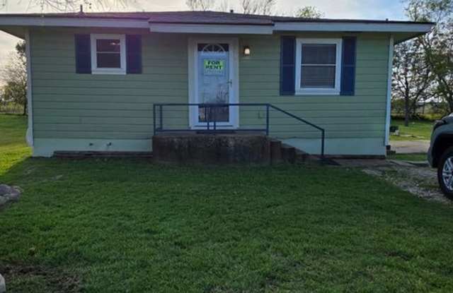 Charming 3BR House in Marlin/on 1/2 acre with storage shed photos photos