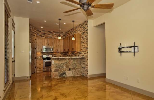 UT PRE LEASE: Luxury 6 bed / 3.5 bath home located in West Campus Gallery 4