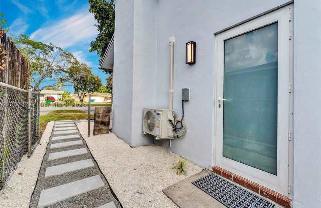 10430 Sunset Strip Gallery 4