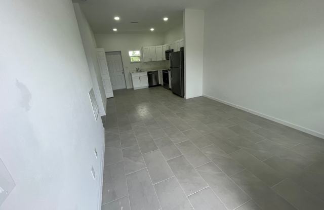 Bright & Modern 2 Bed-1 Bath Pet-Friendly Home in Desirable Lehigh Acres! Gallery 3